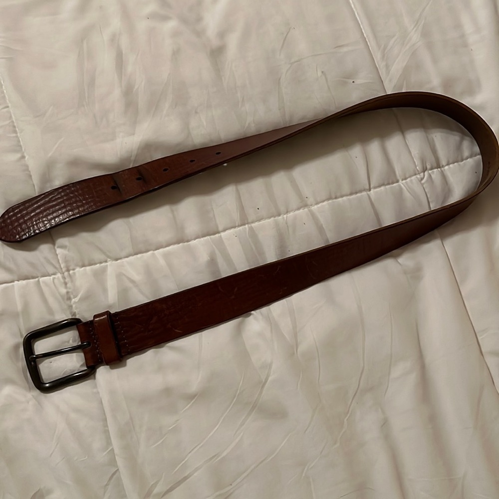 American Eagle Men’s leather belt with dark bronze buckle. Size 30
